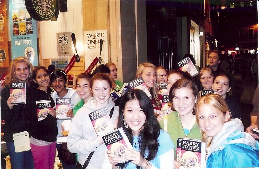 british fans outside a book store with HP 7